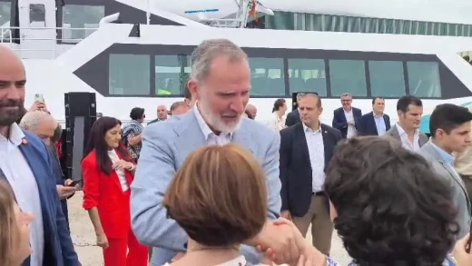 José Antonio Zan, el presidente del comité de empresa de Alcoa, consigue entregar una carta al rey