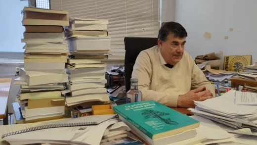 Miguel Anxo Bastos en su despacho