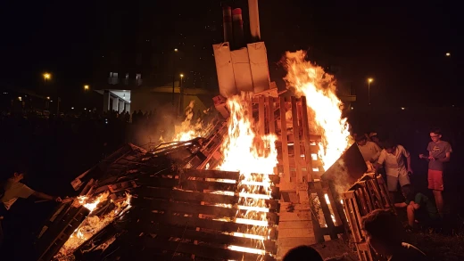 Hoguera en el barrio de San Fiz