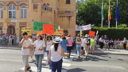 Protestas de los vecinos ante la Subdelegación del Gobierno