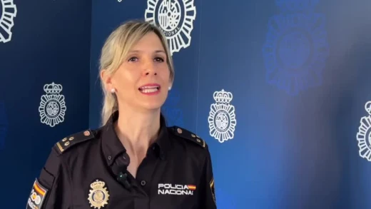 La portavoz de la Policía, Beatriz Gambón, explica los detalles de la operación