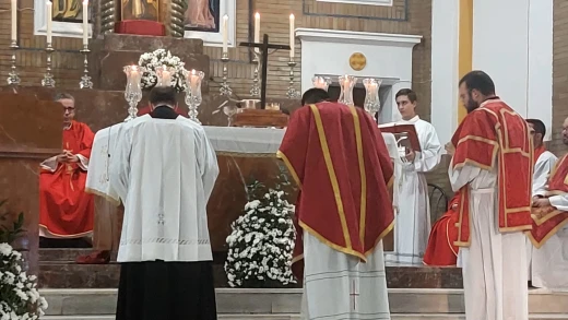 Procesión de entrada de la primera misa del nuevo presbítero Sergio Álvarez
