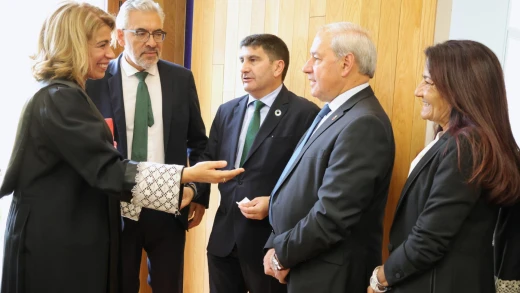 Sandra Piñeiro con el alcalde y el delegado del Gobierno