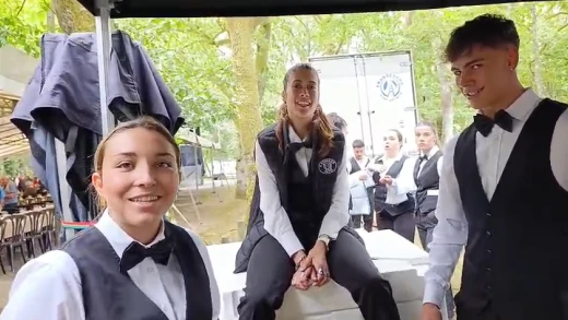Máiss de 20 camareiros e camareiras prestos para o desfile antes do traballo