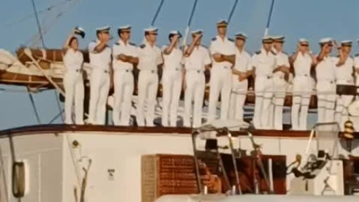 La princesa Leonor saludó desde la cubierta del barco