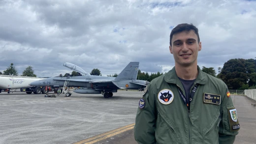 El coronel Sequí pilota un F-18