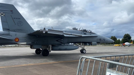 Un caza F-18 entrando en la pista de Lavacolla