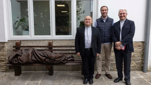 El arzobispo de Santiago inaugura la escultura de "Jesús sin hogar"