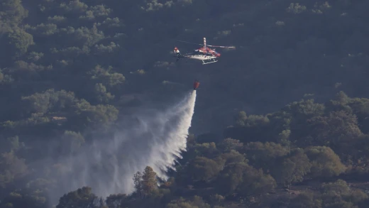 CÓRDOBA, 23/07/2025.- Un helicóptero entre los equipos de extinción que continúan trabajando este miércoles en el incendio forestal de la sierra de Córdoba, a pocos kilómetros del núcleo urbano, que provocó el desalojo de un centenar de viviendas en el entorno de la barriada de Santa Ana de la capital y que se da por contenido aunque existen todavía muchos puntos calientes y el irregular perímetro dificulta su cierre. EFE/Salas
