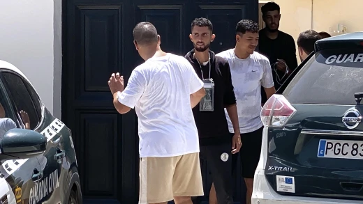 Diez inmigrantes marroquíes llegan a la orilla de la playa el Sotillo de Castell de Ferro ante el asombro de los bañistas