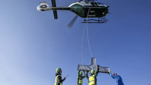 El traslado y colocación se ha llevado en coordinación con los GREIM y montañeros