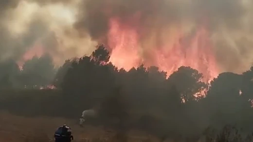 Los bomberos del Consorcio Provincial combaten el fuego en Aroche