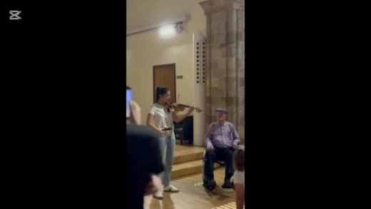 La violinista Anyu toca una pieza musical con la zoca electro sonora en la Exposición de Cantabria