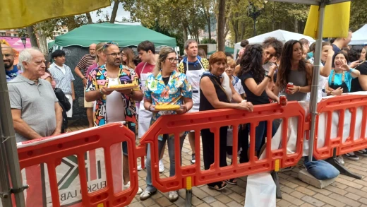 El público espera el veredicto del jurado del concurso de tortillas