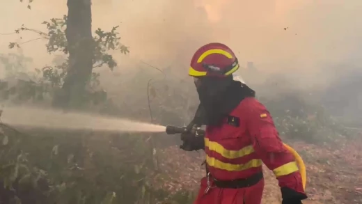 Acometida del fuego en el incendio de Oímbra (Ourense)