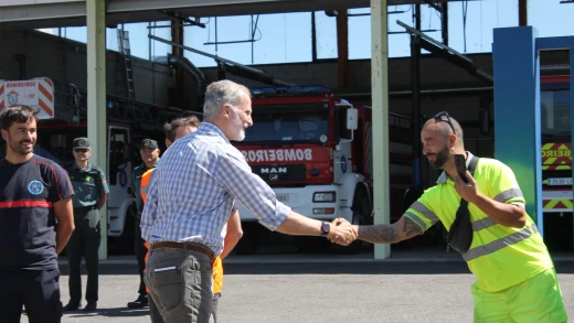 El Rey saluda a uno de los efectivos de emergencia de Verín