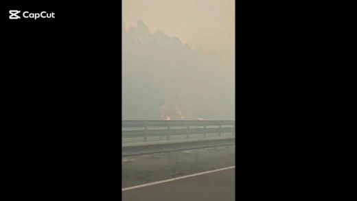 El incendio forestal de Barreiros alcanza la A-8