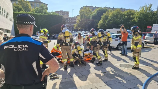 Técnicos del SAMU, bomberos y Policía Local, en el simulacro del centro de salud de El Llano (Gijón)