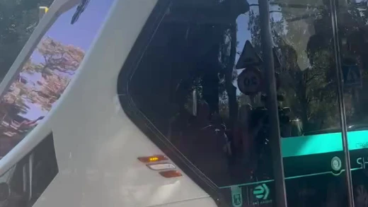 El autobús autónomo sale de la primera parada del recorrido