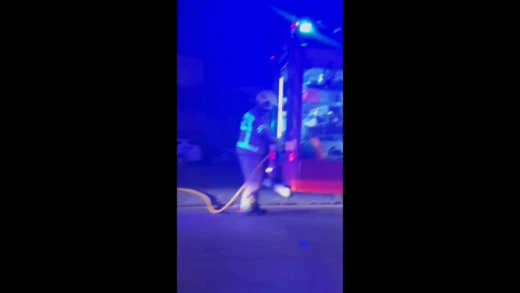 Los bomberos actuaron con espuma sobre el vehículo en llamas