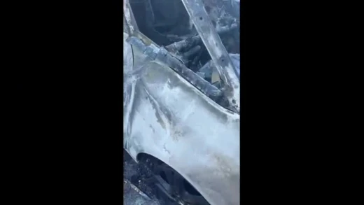 Así quedó el coche aparcado en el muelle de Ribadeo, completamente calcinado