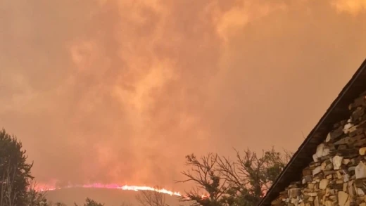 Los vecinos abandonaron sus casas cercadas por el fuego