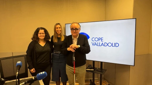 Mario, una persona sordociega en Valladolid, explica cómo maneja unas gafas inteligentes