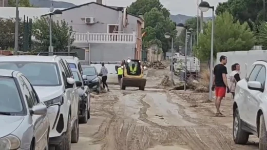 Las máquinas trabajan retirando barro y lodo de las zonas afectadas