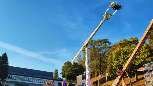 El 'Extazy' es una de las atracciones más extremas del ferial de San Froilán, con un brazo metálico que gira 360 grados