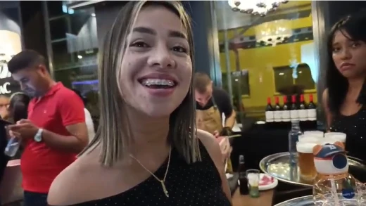 Paula invita a todos a venir a pasarlo bien