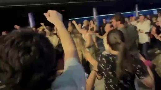 El personal se anima según transcurre el concierto de Baiuca y cada vez son más participando en los bailes