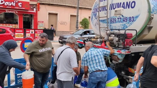 Camiones cisterna de 15.000 litros "dan de beber" al Mar Menor