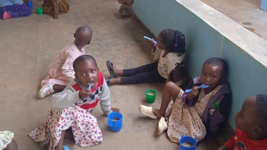 Los niños también se alimentan en la guardería