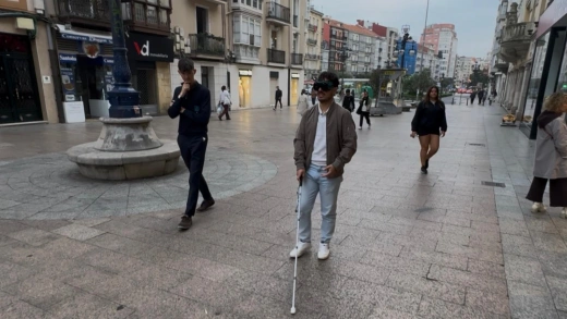 Vivimos en primera persona la experiencia de caminar sin ver por Santander