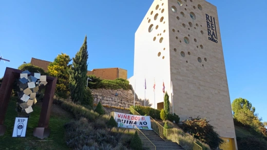 Agricultores se concentran ante la sede del consejo regulador de Ribera del Duero para exigir que les escuchen