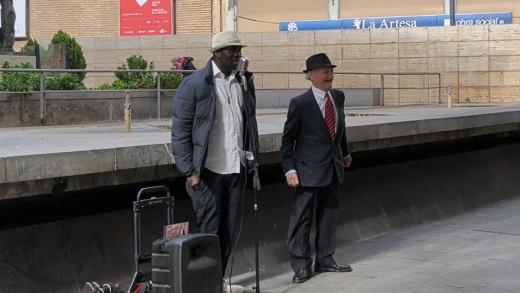 Big Moon y Simón, una pareja con mucho ritmo en las calles de Zaragoza