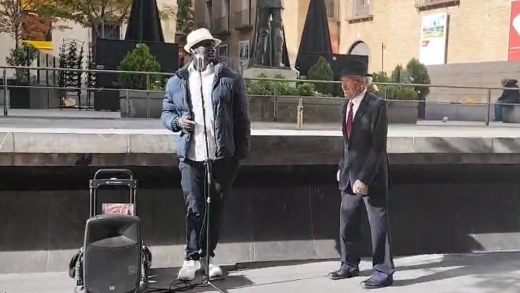 Si paseas por Zaragoza podrás encontrarte con la música y el baile de Simón y Big Moon