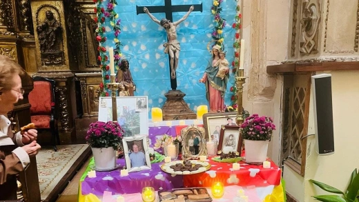 Altar al más puro estilo mexicano, instalado en Ainzón.