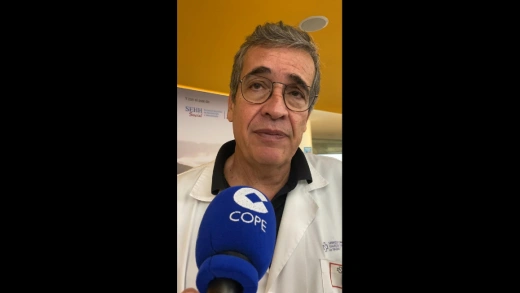 Juan Pío-Torres, médico hematólogo en el CHUAC, habla sobre los avances en el tratamiento del linfoma