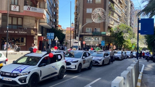Casi un centenar de taxistas han cortado la Rambla de Méndez Núñez este mediodía durante una hora y media.