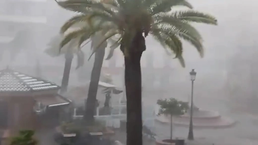 Temporal azotando la Plaza de Espronceda, en Almendralejo