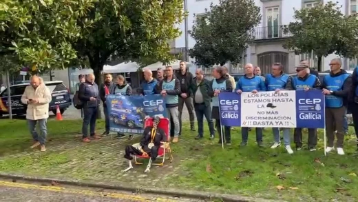 Agentes de la Policía Nacional protestan frente a la Comisaría de Santiago