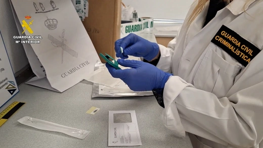 Una imagen del proceso de trabajo de laboratorio realizado por la Guardia Civil