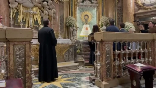 Los asistentes han cantado el Himno a la Virgen del Pilar