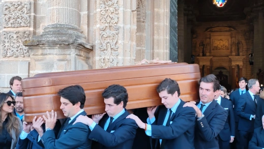 Salida del féretro de Álvaro Domecq Romero tras su funeral en la Catedral de Jerez