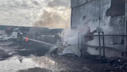 Los bomberos trabajan en la extinción del incendio