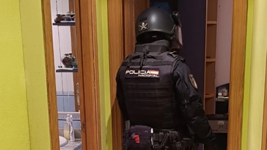 Momento de la entrada en uno de los domicilios registrados