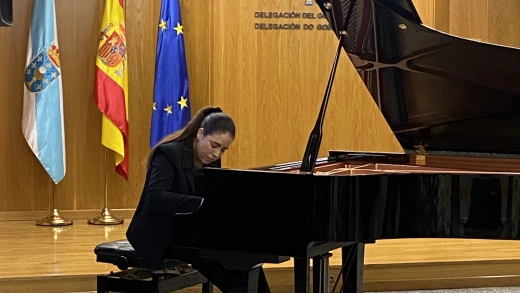 Elsa Muñiz toca el piano en el acto de la Delegación del Gobierno de Galicia por el 25-N