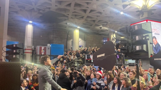 David Bisbal canta en la estación de Sol
