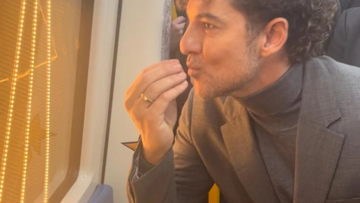 David Bisbal saluda a una pasajera de otro metro